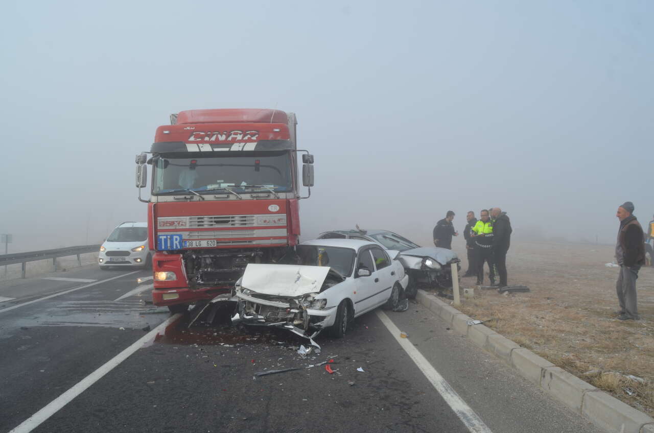 Konya yolunda TIR, 4 otomobili biçti 9